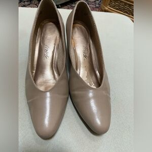 Nice comfort heels by LifeStride in size 7 medium
